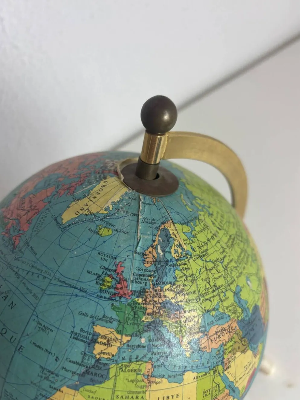 Globe terrestre vintage 1967 mappemonde dorée tripode Taride - 23 cm