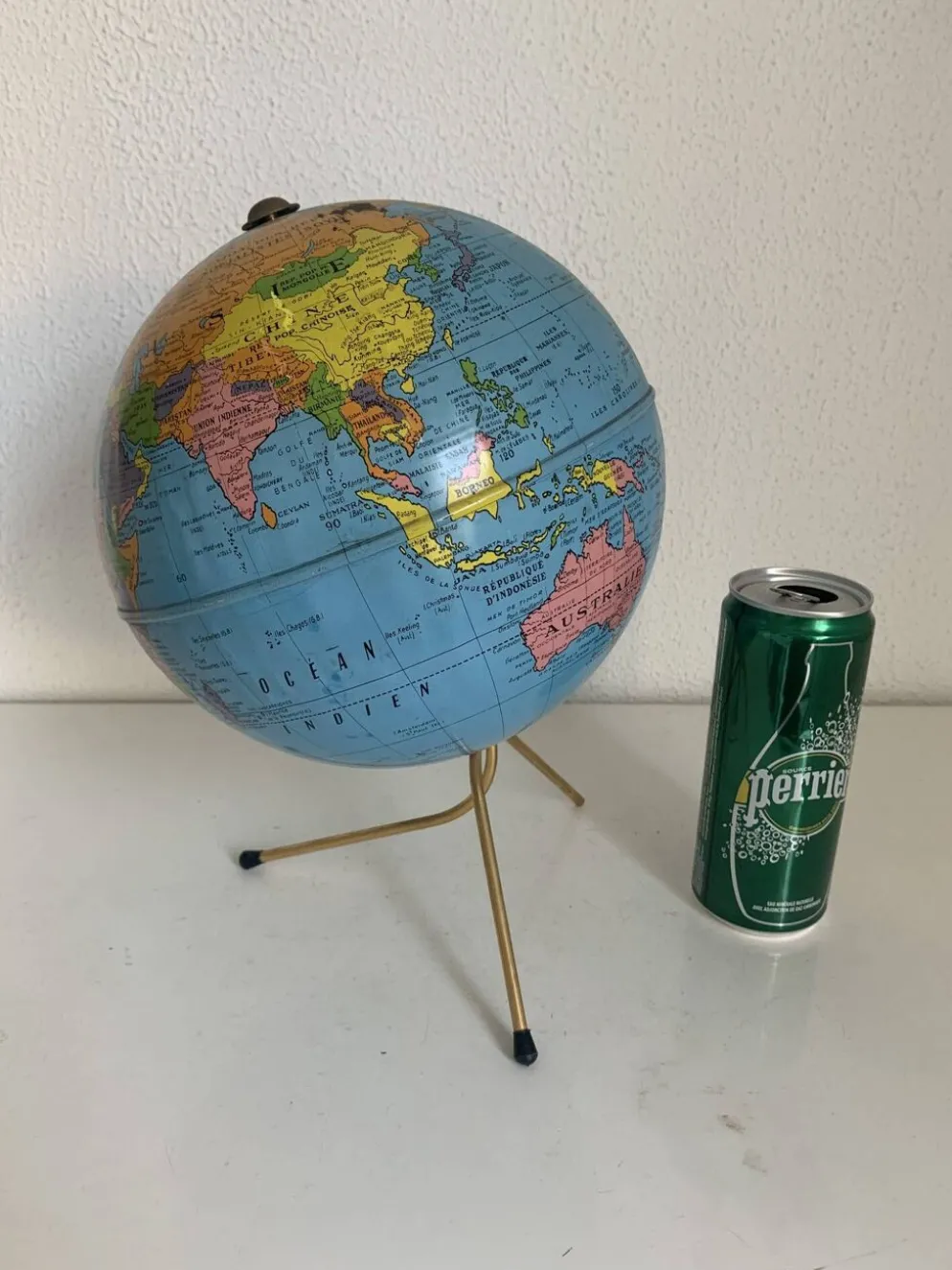 Globe vintage 1960 terrestre Taride tripode métal doré - 28 cm