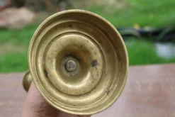 Grand bougeoir ancien en laiton tourné et décoré – H30 cm