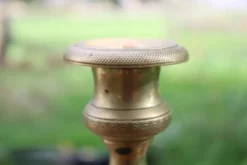 Grand bougeoir ancien en laiton tourné et décoré – H30 cm