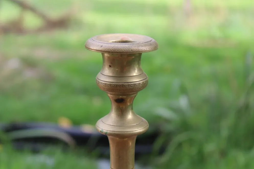 Grand bougeoir ancien en laiton tourné et décoré – H30 cm