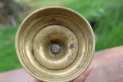 Grand bougeoir ancien en laiton tourné et décoré – H30 cm