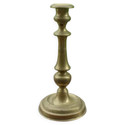 Grand bougeoir ancien en laiton tourné et décoré – H30 cm
