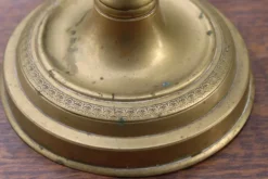 Grand bougeoir ancien en laiton tourné et décoré – H30 cm