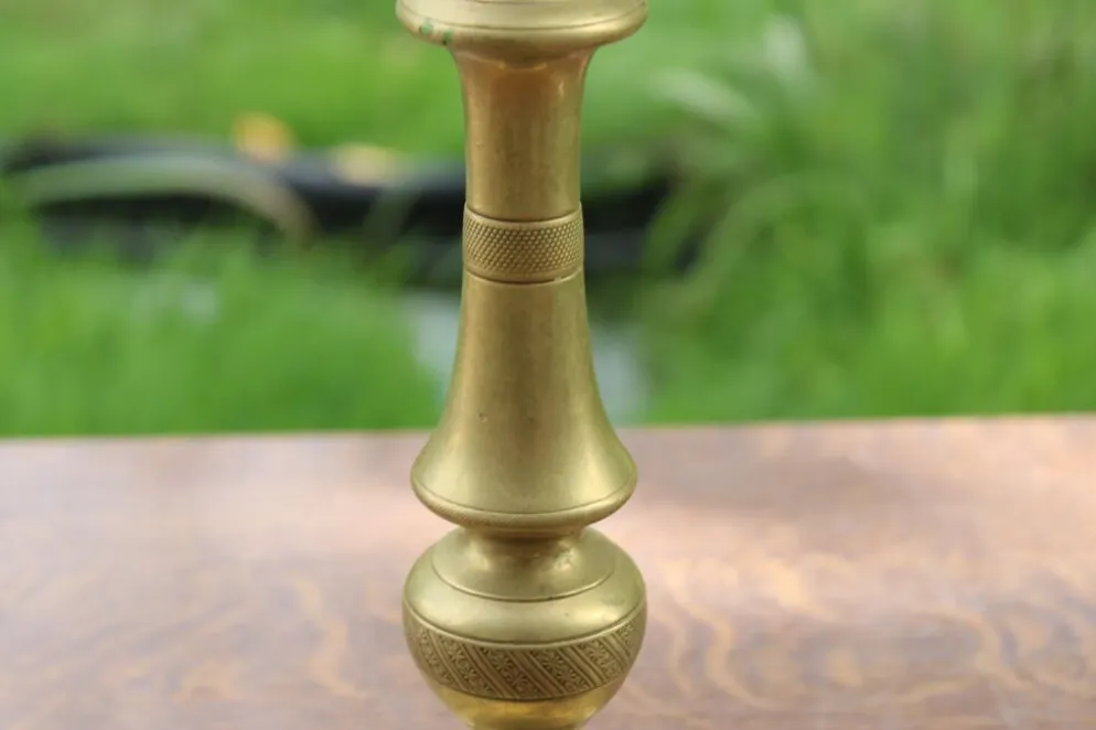 Grand bougeoir ancien en laiton tourné et décoré – H30 cm