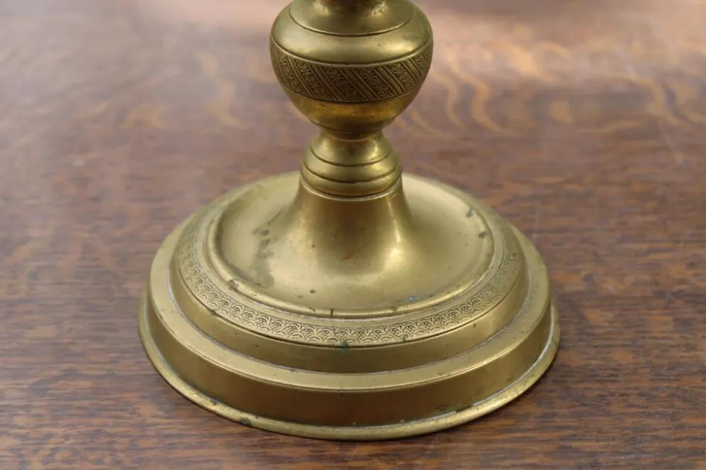 Grand bougeoir ancien en laiton tourné et décoré – H30 cm