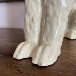 Grand caniche, chien en céramique émaillée, années 20-30