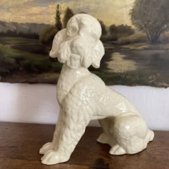 Grand caniche, chien en céramique émaillée, années 20-30