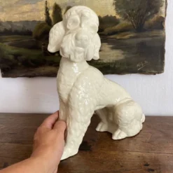 Grand caniche, chien en céramique émaillée, années 20-30
