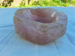 Grand cendrier / vide-poche en quartz rose massif de Madagascar