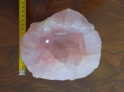 Grand cendrier / vide-poche en quartz rose massif de Madagascar