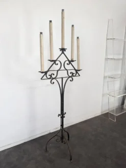 Grand chandelier d'église en fer forgé à cinq cierges