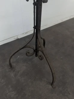 Grand chandelier d'église en fer forgé à cinq cierges