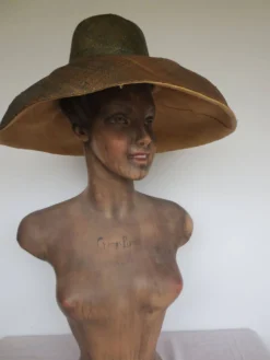 grand chapeau malgache en fibres tressées