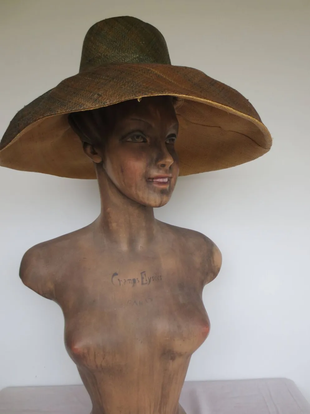 grand chapeau malgache en fibres tressées