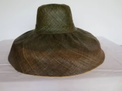 grand chapeau malgache en fibres tressées