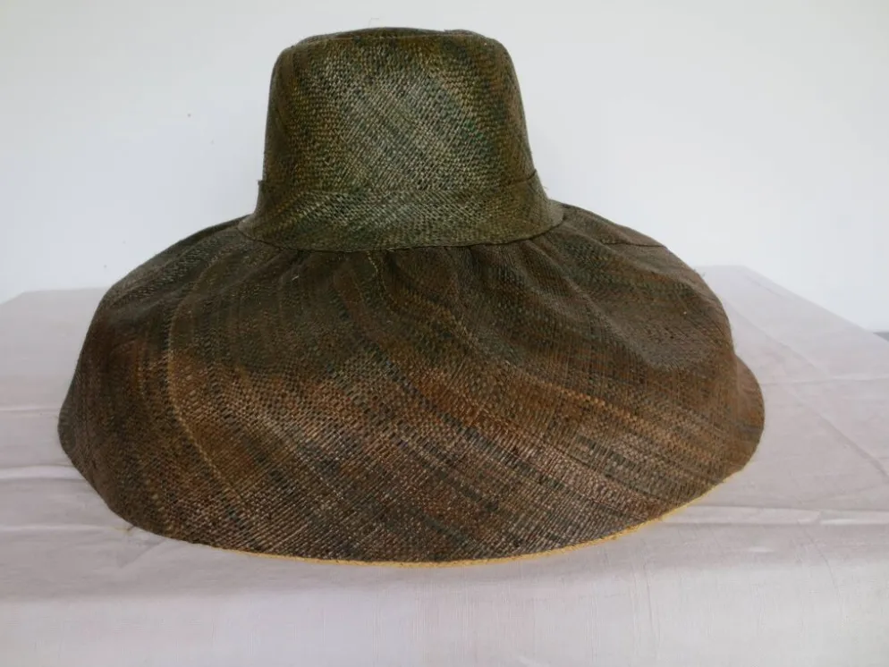 grand chapeau malgache en fibres tressées