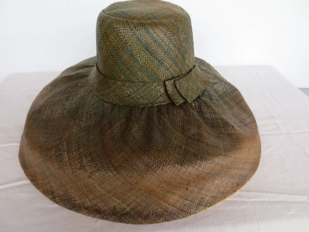 grand chapeau malgache en fibres tressées