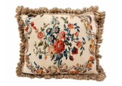 Grand coussin en tapisserie Aubusson de style français avec bouquet de roses et frange à pompons.