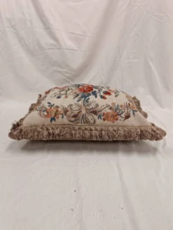 Grand coussin en tapisserie Aubusson de style français avec bouquet de roses et frange à pompons.