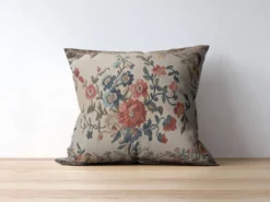 Grand coussin en tapisserie Aubusson de style français avec bouquet de roses et frange à pompons.