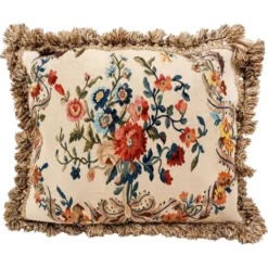 Grand coussin en tapisserie Aubusson de style français avec bouquet de roses et frange à pompons.