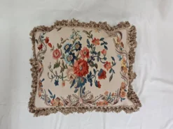Grand coussin en tapisserie Aubusson de style français avec bouquet de roses et frange à pompons.