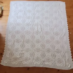 Grand dessus de lit blanc crocheté