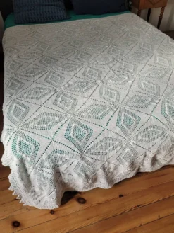 Grand dessus de lit blanc crocheté