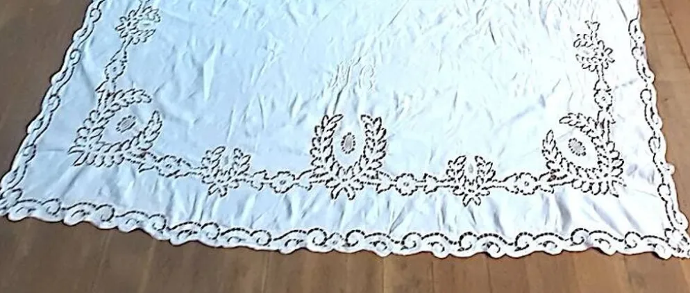 grand drap 2m25 x 3m, broderie Richelieu du 19ème, monogrammé MG