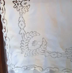 grand drap 2m25 x 3m, broderie Richelieu du 19ème, monogrammé MG