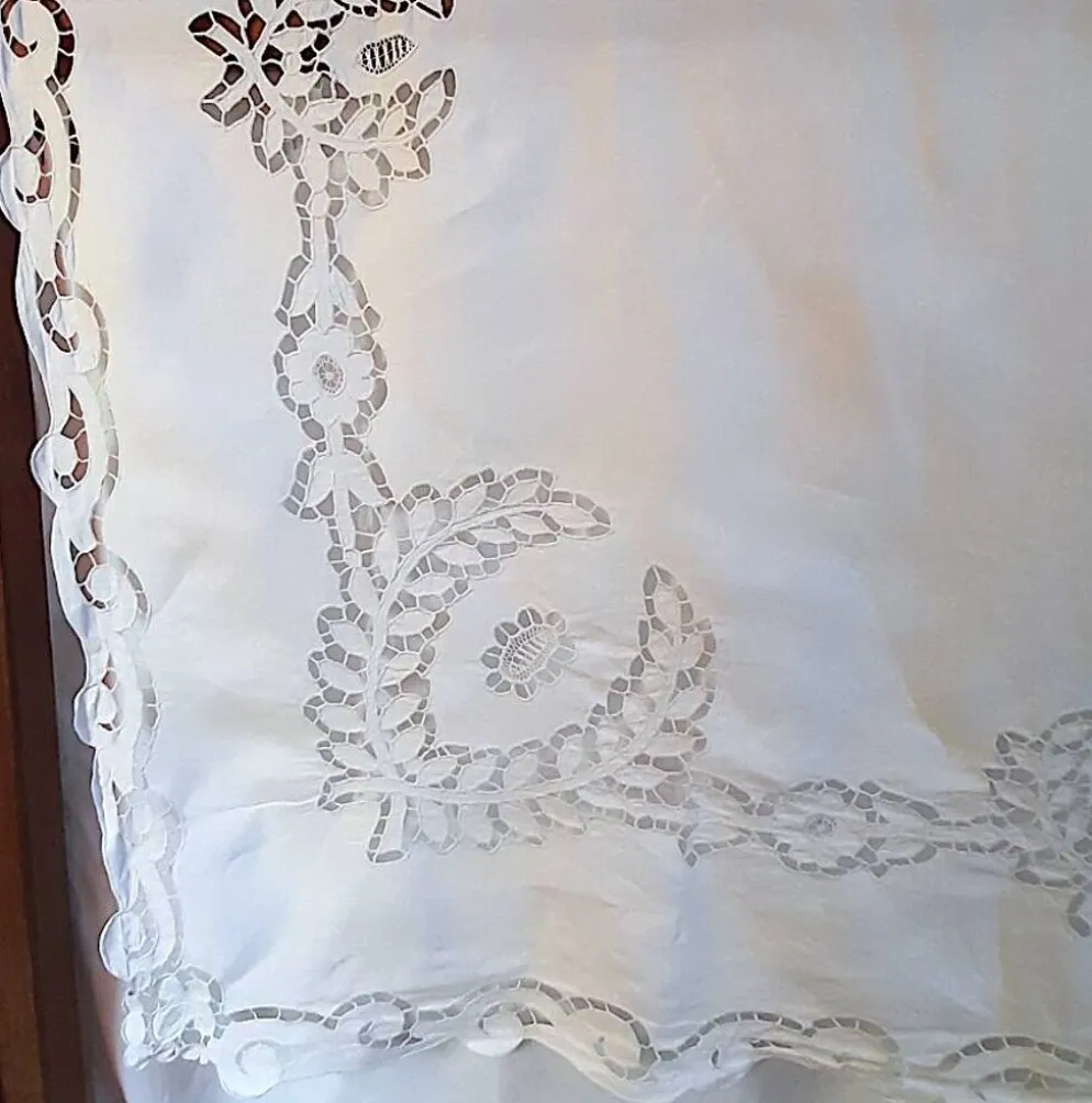 grand drap 2m25 x 3m, broderie Richelieu du 19ème, monogrammé MG