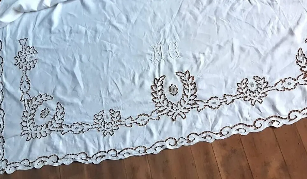 grand drap 2m25 x 3m, broderie Richelieu du 19ème, monogrammé MG