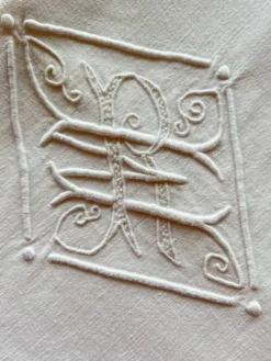 Grand drap plat ancien monogrammeé