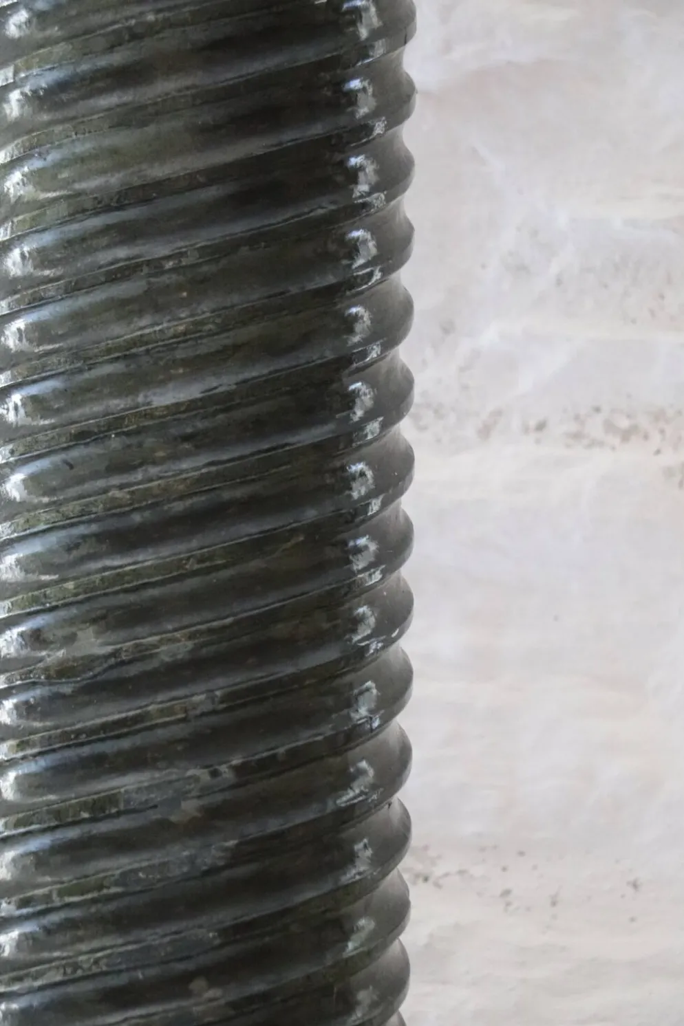 Grande colonne torsadée pierre sellette XXᵉ siècle
