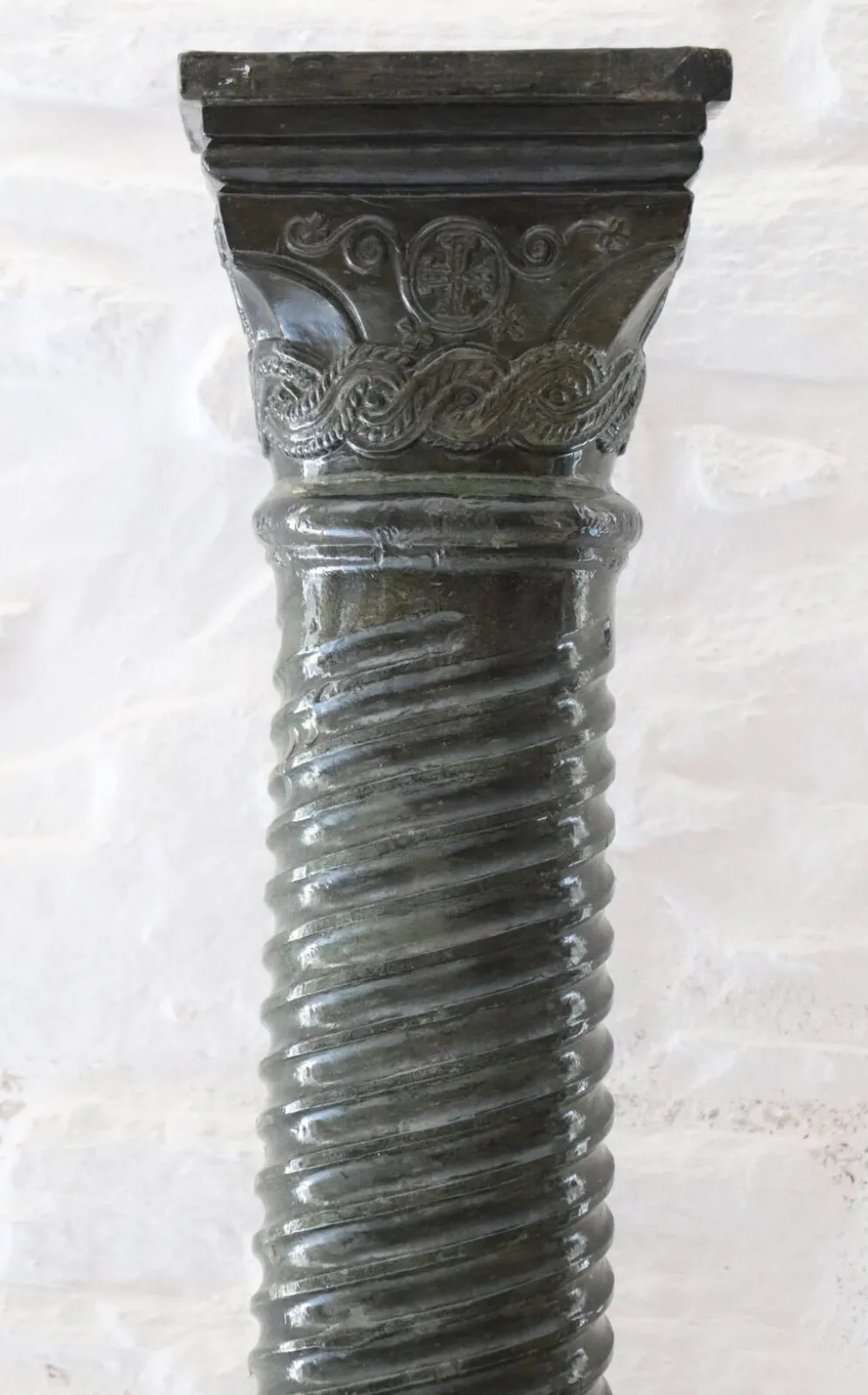 Grande colonne torsadée pierre sellette XXᵉ siècle