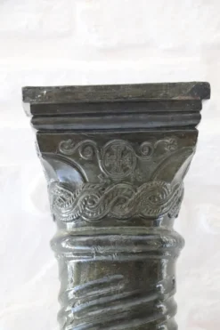 Grande colonne torsadée pierre sellette XXᵉ siècle