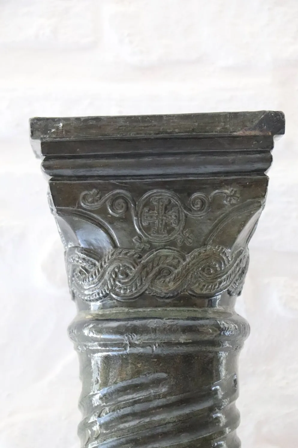 Grande colonne torsadée pierre sellette XXᵉ siècle
