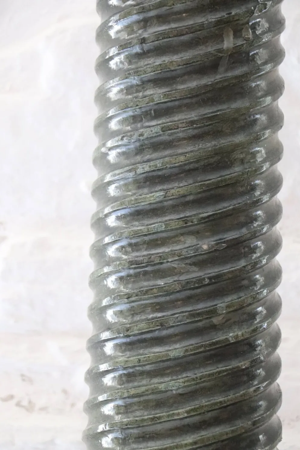 Grande colonne torsadée pierre sellette XXᵉ siècle