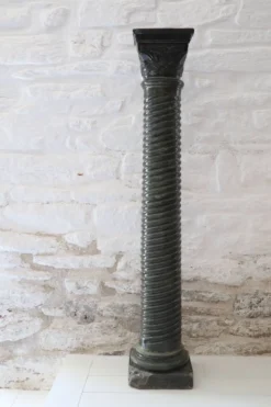 Grande colonne torsadée pierre sellette XXᵉ siècle