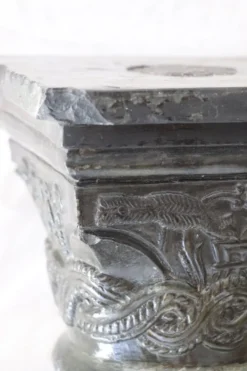 Grande colonne torsadée pierre sellette XXᵉ siècle