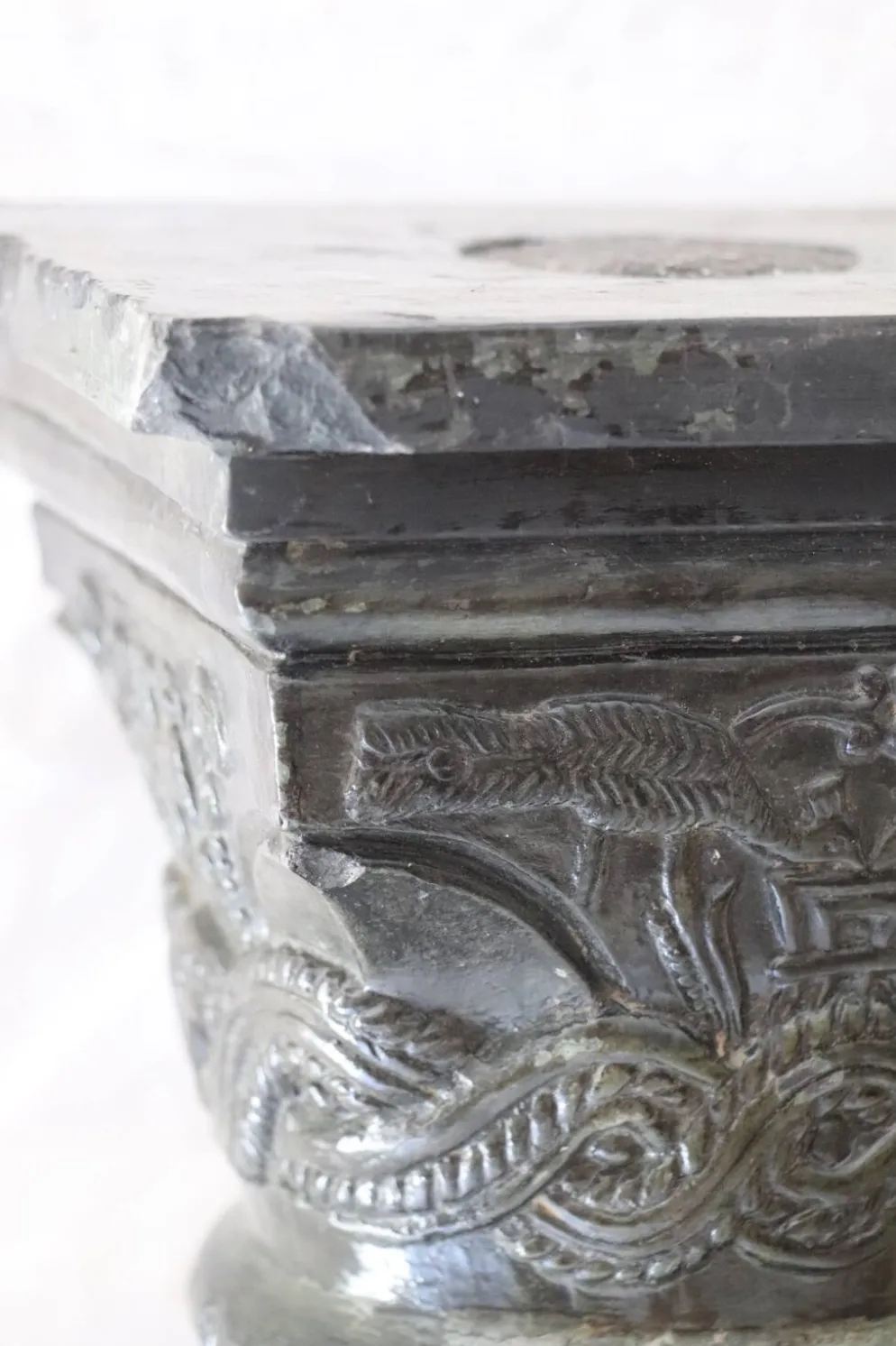 Grande colonne torsadée pierre sellette XXᵉ siècle