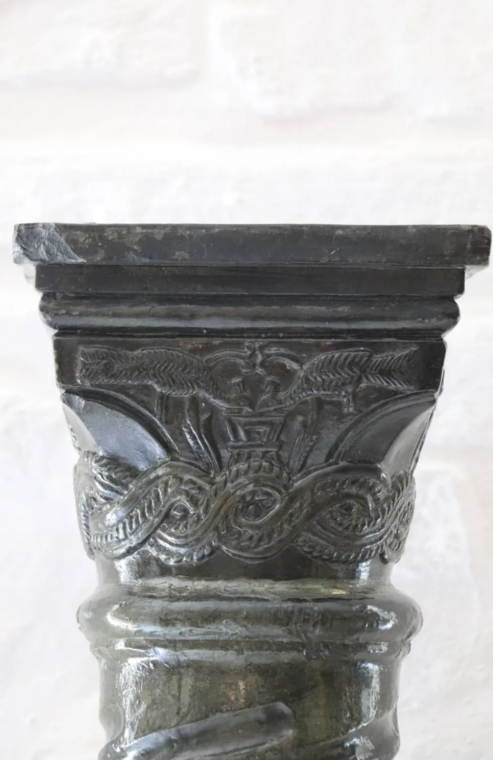 Grande colonne torsadée pierre sellette XXᵉ siècle