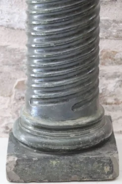 Grande colonne torsadée pierre sellette XXᵉ siècle