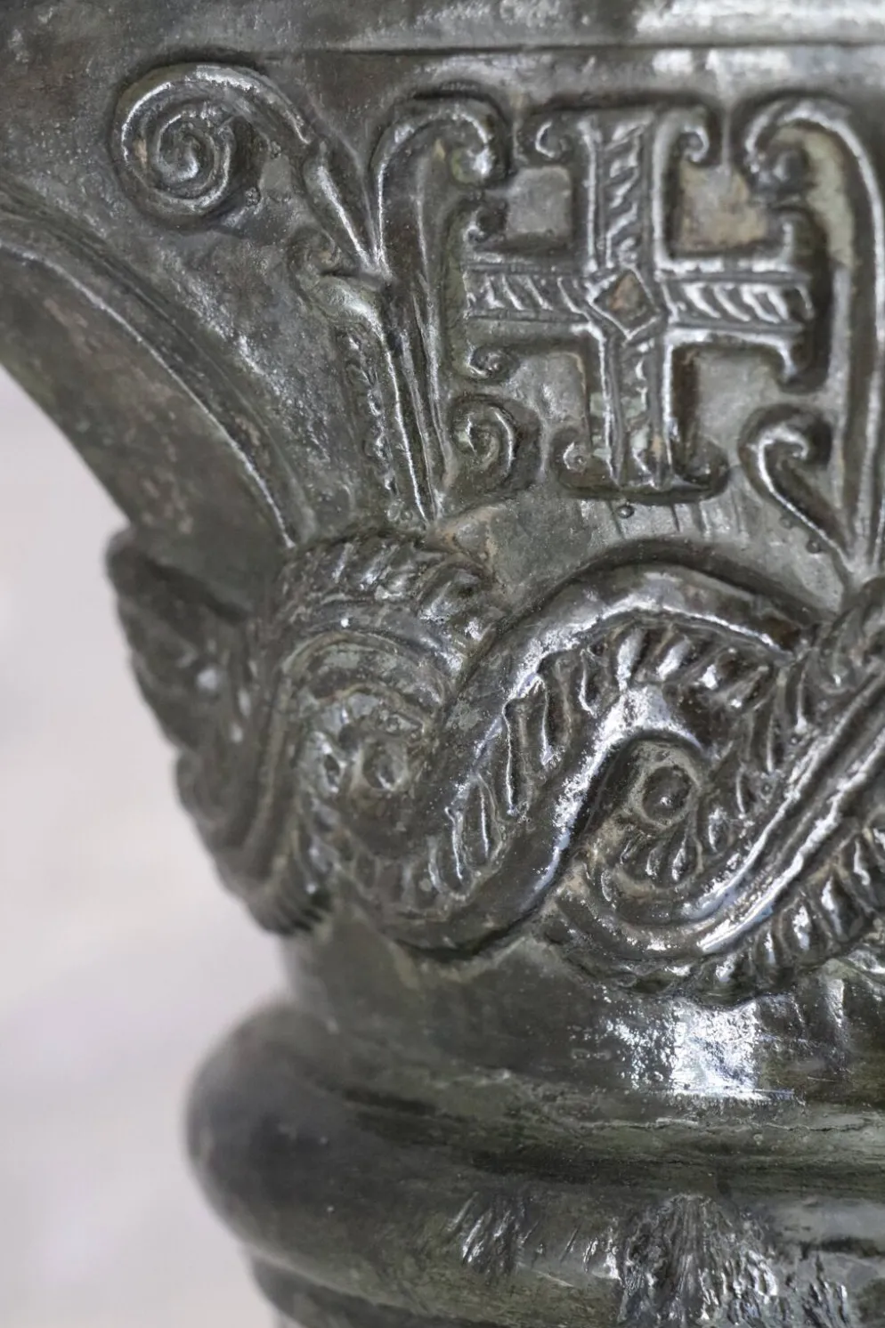 Grande colonne torsadée pierre sellette XXᵉ siècle