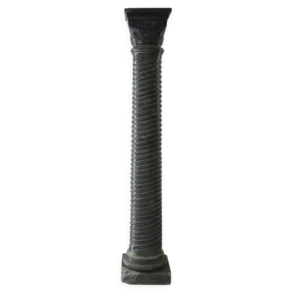 Grande colonne torsadée pierre sellette XXᵉ siècle