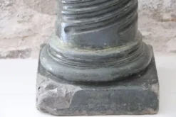 Grande colonne torsadée pierre sellette XXᵉ siècle