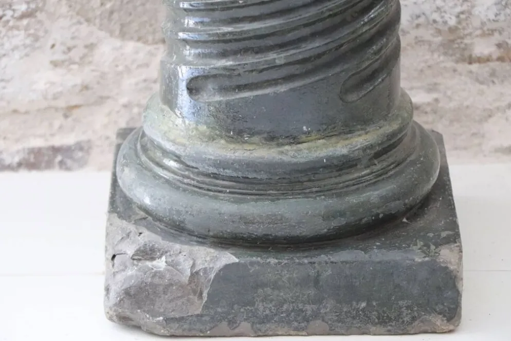 Grande colonne torsadée pierre sellette XXᵉ siècle