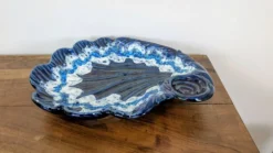 Grande coupe vintage coquillage en céramique émaillée bleue