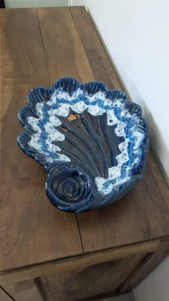 Grande coupe vintage coquillage en céramique émaillée bleue
